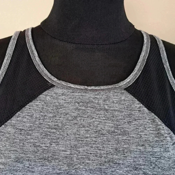 ❤️ Reebok Grey and  Black Workout Top - Picture 3 of 12